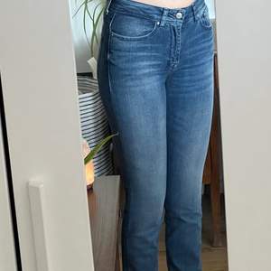 Ett par snygga jeans från LTB✨ Knappast använda, som referens är jag 177 cm lång 🌸 frakt tillkommer 🚚 