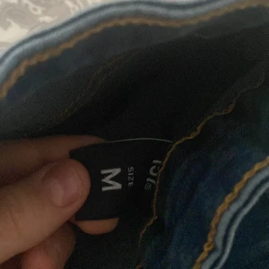 jeans - Blåa strechtiga jeans  använd en gång bara 