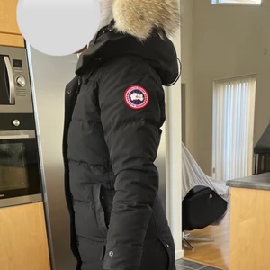 Canada goose jacka med äkta päls  - bra skick, storlek S passar även Xs och M 