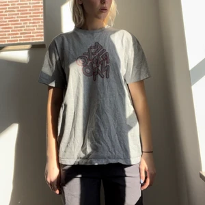 Nike Vintage T-shirt - Grå Nike vintage T-shirt med rött tryck🕺