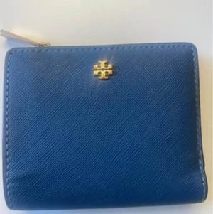 Plånbok från Tory burch - Blå plånbok från tory burch med orange insida. Nypris ca 3250 kr