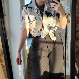 Häftig skjorta med katter på - En väldigt söt skjorta som passar någon som vill stå ut ifrån mängden. Trycket är bedårande och passar alla kattälskare. Använd bara några få gånger och är i toppskick. Finns ingen lapp på den då jag själv har köpt den ifrån ett mindre företag som jag tyvärr inte minns namnet på. <3