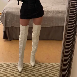 Overknee stövlar  - Säljer ett par overknee stövlar med liten stilett klack på från Nelly. Aldrig använda, köpte från en annan säljare på plick. Dock var det en liten fläck på insidan vilket säljaren inte nämnde, men det är ingenting som syns utåt. Dom kommer tyvärr inte till användning då jag är för kort (tidigare säljares bild som jag fick använda) Frakt ingår i priset, fint skick!