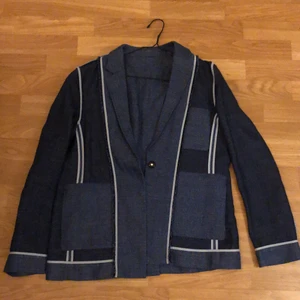 Acne studios kavaj - Jätte fet acne studios kavaj! i olika blå nyanser. storlek M och köparen står för frakt 💚