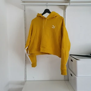 Cropad Puma hoodie - Cropad hoodie ifrån Puma i gul och vit. Aldrig använd. Har ni några frågor eller vill ha fler bilder är det bara till att skriva. Betalning via swish.