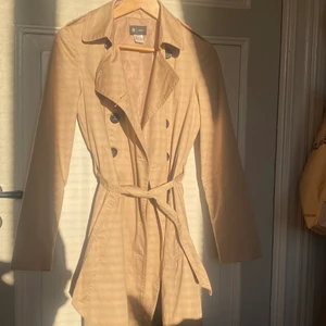 Kappa/Trenchcoat  - Jättemysig trenchcoat som inte längre används pga för liten storlek, den är knappast använd och i jättefint skick. Skulle gissa att den passar dig som vanligtvis har 34/36