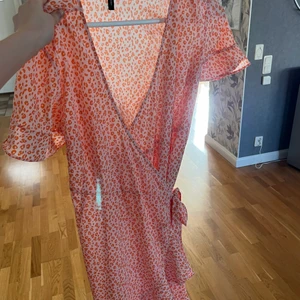 Klänning  - Klänning som är köpt på Nelly men är från vero moda. Mycket fin nu till sommaren! Frakt tillkommer ❤️