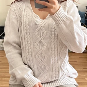 Stickad tröja  - Vit stickad tröja. Storlek 46/48 :)