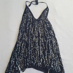 2000s topp med öppen rygg - Somrig mörkblå nästan svart topp med öppen rygg och små silvriga detaljer, passar XS-M