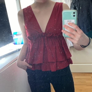 Zara topp  - Jag säljer nu min topp från Zara som jag köpte i somras men aldrig fått användning för. Prislappen sitter kvar då den bara har hängt i garderoben vilket är anledningen till att jag säljer den. 