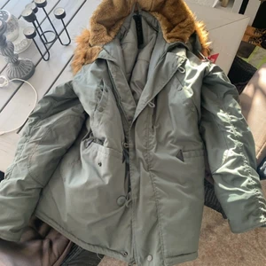 Alpha industries Jacka - Har bara använts några gånger, väldigt fint skick. Storlek L. Säljes då den inte passar på mig längre. Frakt kommer ni behöva betala själva