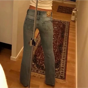 Lågmidjade jeans  - Jeans köpta här på plick, säljer eftersom dom tyvärr inte passade mig (bilder från tidigare säljaren) Midjemåttet är 84 cm, innerbenlängd 82 cm & grenmått 22 cm 