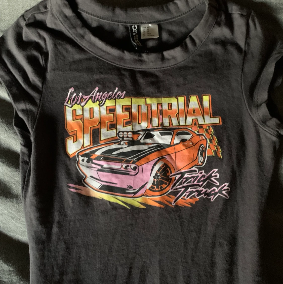 Mörk grå klänning med tryck på