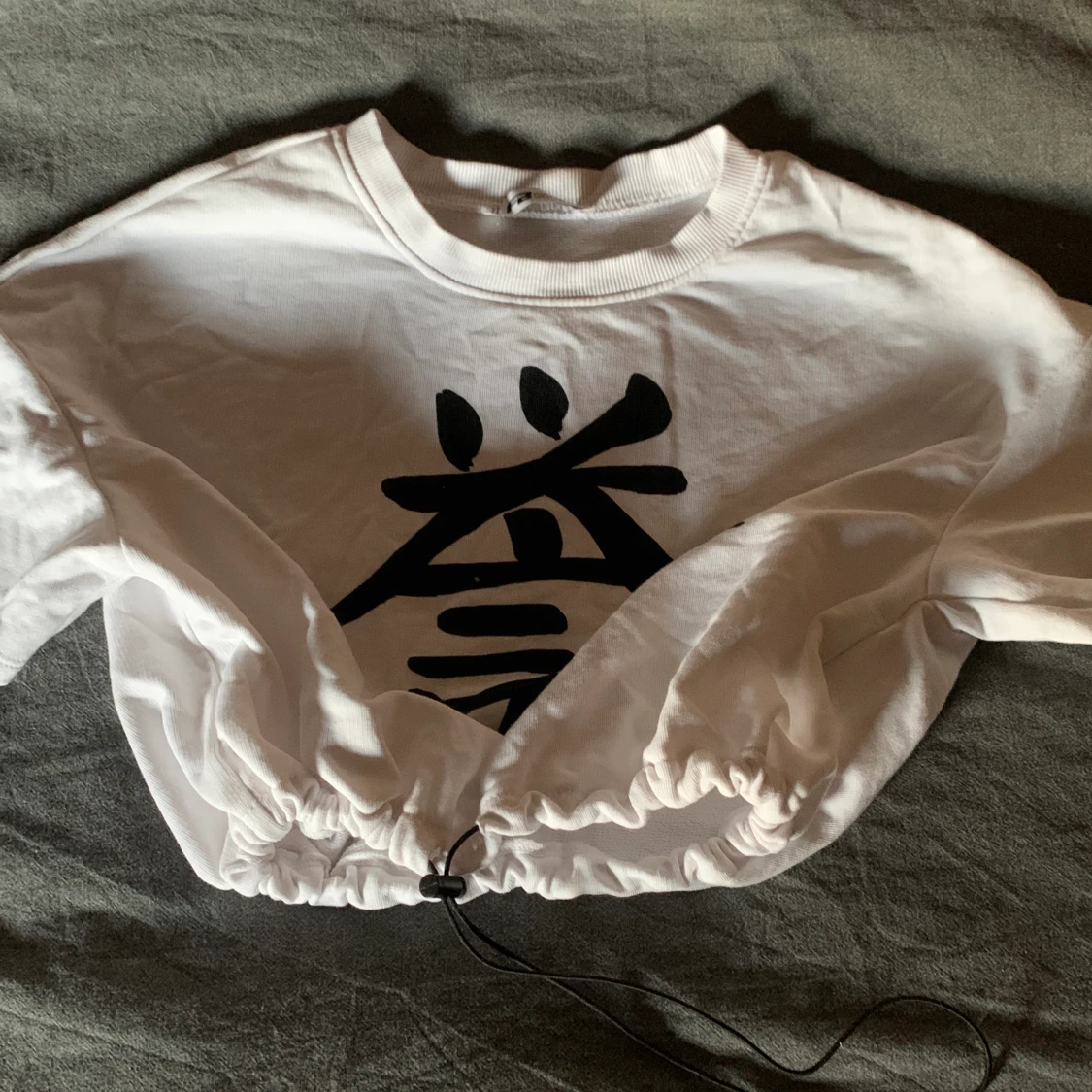 Vit t-shirt med ett tryck på - 90