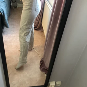 Tjockare linnebyxor  - Linnebyxor i ett lite tjockare material. Superfina till sommaren! De är från pull and bear.  Storlek S