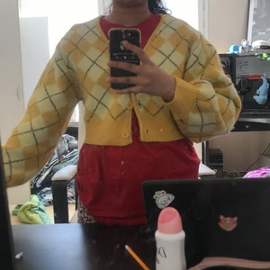 Gul Cardigan - Gul cardigan nästan som den från clueless som Cher hade på sig. längd 40-42 Cm, Bredd 37-39 cm, Arm längd 48 Cm. Skriv om du är intresserad, frakt går att diskutera.