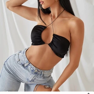 Svart topp - Svart topp som passar till fest och vardag! Från SHEIN men tyvärr för stor på mig, skriv för frågor o bilder 🥰