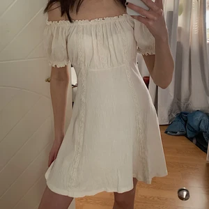 Vit klänning - Säljer denna perfekta klänning som passar jättebra till student, skolavslutning och utlandsresan🙌🏻 klänningen är i strl S men passar även XS🤍 köparen står för frakten