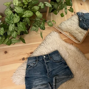 Jeansshorts  - Extremt snygga jeansshorts som sitter perfekt🤩Från Gina, säljer då dom tyvärr är för små. 