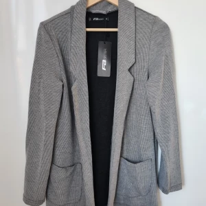 Tunn kappa - Tunn kappa, oanvänd med lapp kvar. Går även att använda som kofta pga så tunnt tyg 🤍 (Frakt/porto kan diskuteras)