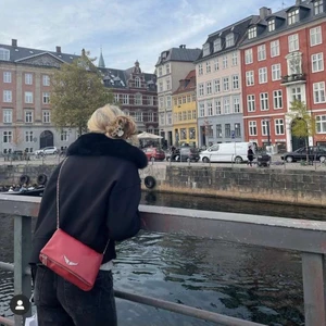 Zadig väska - Röd Zadig väska i den stora modellen, kommer med långa och korta kedjan. Nypris är 3500. Bra skick😀. ❤️😀