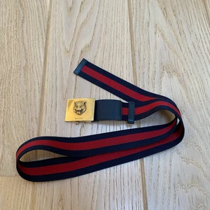 Gucci tiger bälte  - Säljer ett Gucci tiger tyg bälte i storlek 95. Bältet är k mycket bra skick och väldigt anpassningsbart i storleken. Köpt på Gucci butiken i Milano. Har du frågor eller funderingar så hojta gärna till! Passar inte priset så kom med ett bud. 