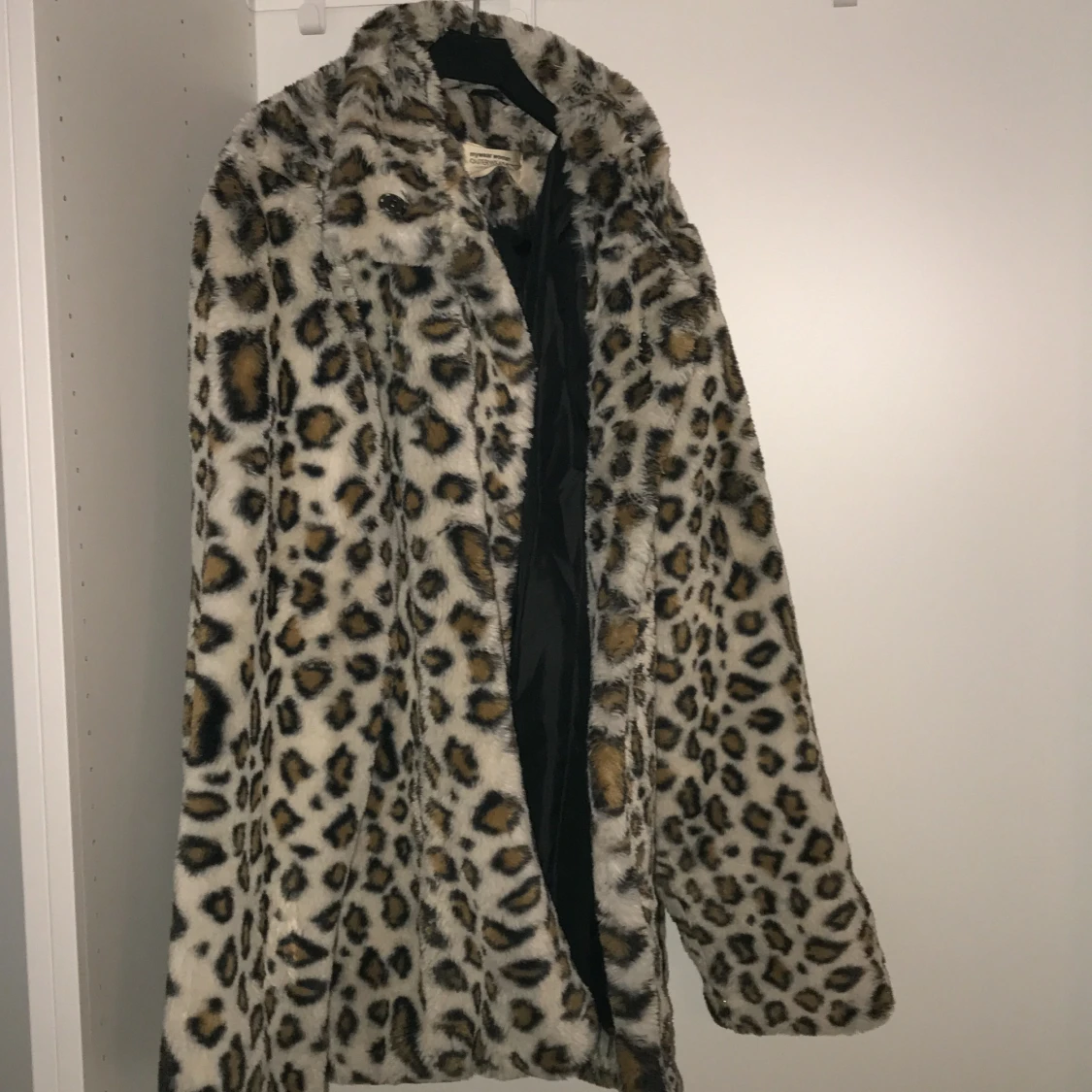 En leopard jacka i fluff, i storlek L