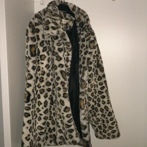 En leopard jacka i fluff, i storlek L - En fin leopard jacka i storlek L, jätte mysig 