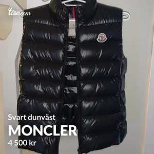 Dunväst Moncler  - In princip Oanvänd svart dunväst ifrån Moncler, storlek 0 motsvarar xs. Köpt på NK. Passar perfekt till våren!✨ Tags samt kvitto medföljer. Pris: 4500kr inkl frakt. Nypris: 5500kr.