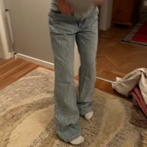 Monki jeans  - Ljusblå jättefina jeans! Sååå fina nu till vår och sommar! Jag är 162 och dessa är i storlek 28! 