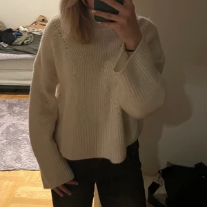 Stickad tröja  - Vit stickad tröja i nyskick, jättefin och har en fin passform. 