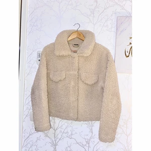 Beige Teddy jacka / kappa - Super söt Teddy jacka från Gina Tricot. Köptes för 399 men säljer den för 110kr. Den tvättas innan den skickas givetvis🥰 Den är i storlek XS men den sitter 100% bra på en S också!