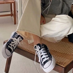 låga converse  - Säljer nu mina låga svarta converse som är i nyskick, superfina till våren/sommaren ❤️