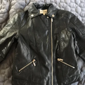 Skinnjacka  - Använd skinnjacka ett par gånger men rätt fräsch ganska liten dock