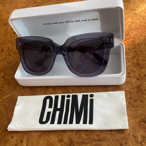 Chimi solglasögon  - Säljer dessa så snygga chimi solglasögonen i modell 008. Dem är helt i nyskick. Glasögonen har inga repor och är köpta för 1200. Efter som dem är i så bra skick så vill jag ha bra bud. Startar på 700❤️