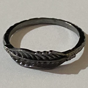 Ring - Silverring i form av en fjäder.