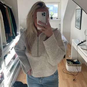 Zip tröja - Fin tröja från Hm i strl M men passar S lite oversized! Dragkedjan kan man dra upp och ner!