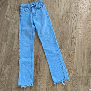 Bikbok jeans  - Blåa jeans i storlek 24 från bikbok. Straight jeans.