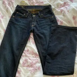 Intressekoll på mina lågmidjade jeans från lee modellen ”Desoto”. Byxorna är köpta här på plick men de är dessvärre för stora för mig. De är mörkblå och har gula/beiga sömmar och är lite utsvängda nertill. Hör av dig vid frågor eller om du vill ha fler bilder på jeansen💓 Köparen står för frakten😋