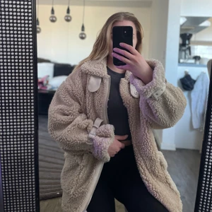 Teddy Jacka  - Teddy Jacka i storlek 34! Jackan är oanvänd och i helt nyskick. 