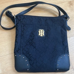 Tommy Hilfiger väska - Har köpt denna i USA och har aldrig använd den, jag köpte den för 500kr