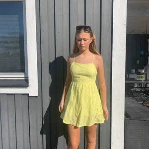 Söt gul klänning  - Super gullig somrig klänning. Använd ett par gånger, men säljer pga att den inte passar längre. 