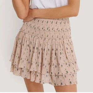 Kjol NA-KD  - Säljer denna fina kjolen som inte alls använts mycket! Storlek S men skulle säga att den passar mellan xs-m. 😍 slutsåld på nakds hemsida!