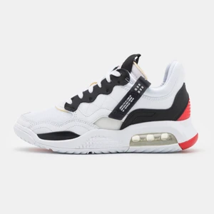 Jordans MA2 - Säljer ett par Jordans MA2 DM för egna bilder säljer dem pågrund av att jag inte hittar nån användning för dem.           Köptes för 1500 kan tänka mig sälja dem för 600 + frakt (pris kan diskuteras)vid snabb affär,  storlek 37.5 men kan säkert pass en 38 boxen/lådan finns kvar 💞