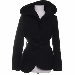 Svart kappa - Svart kappa ifrån mint&berry köpt i fel strl. I strl 36 som tyvär var för liten på mig som oftast har 38. Är flera intresserade blir de budgivning 