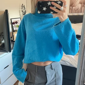 Blå stickat tröja - Superfin blå stickad tröja. Jag har vikt upp den, annars är den lite längre än till höften. Storlek XL men skulle säga att den är mer en M. Passar från allt till xs-xl beroende på hur man vill ha den!
