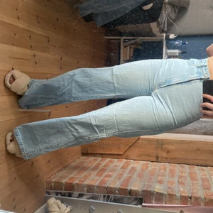 Jeans från Bershka - Säljer dessa jeansen från Bershka då det inte är min stil längre, super sköna och andvända en gång i somras. Storlek 36! Nypris 499 mitt pris 200 inklusive frakt! Kan tänka mig gå ner lite vid snabb affär! 
