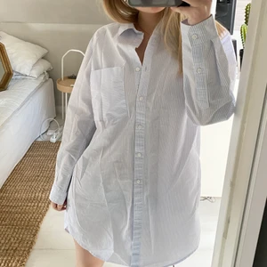 Blå randig skjorta - Säljer denna superfina och sköna skjortan som är superlik skjotan från Djerf Avenue ⚡️ aldrig använd! Frakten tillkommer 💕💕💕