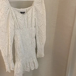 VIT KLÄNNING BOOHOO - Från boohoo petite kollektion fler bilder finns i ett annat inlägg💖