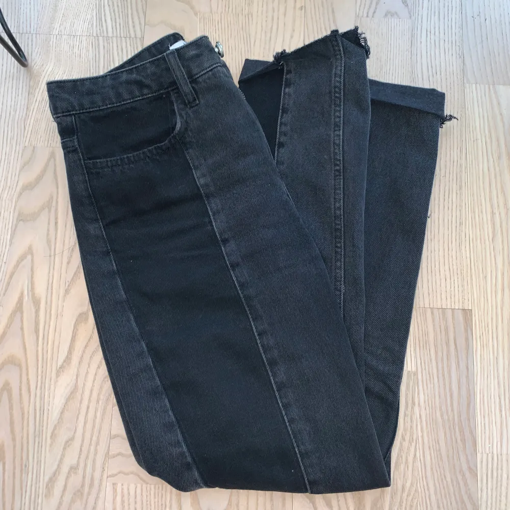 Fett snygga svarta jeans med paneler framtill i olika nyanser av svart grått. Passar storlek 36/34. Jeans & Byxor.